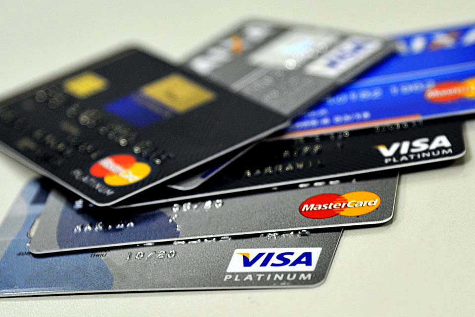 Juros do cheque especial caem e do cartão de crédito sobem em dezembro