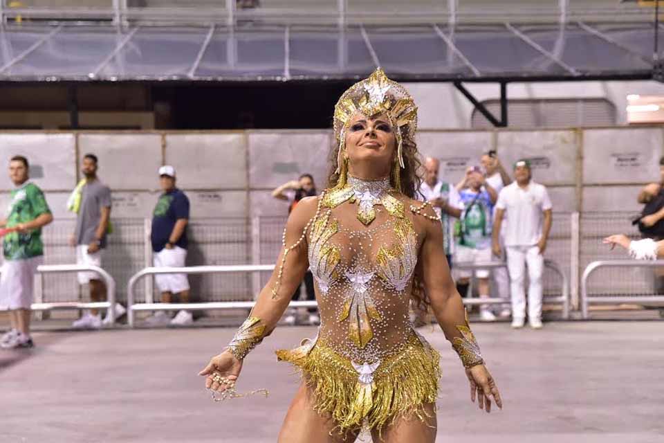 FOTOS - Viviane Araújo brilha em ensaio da Mancha Verde no Sambódromo de São Paulo