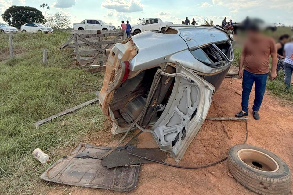 Motorista morre após carro capotar diversas vezes na RO-464