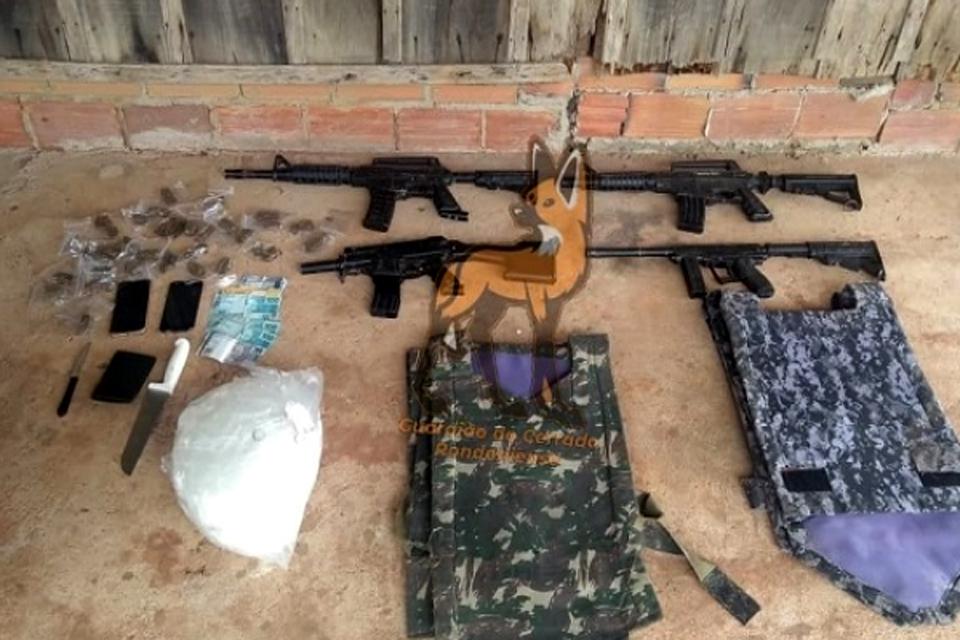 PM apreende drogas, simulacros de arma de fogo e dinheiro