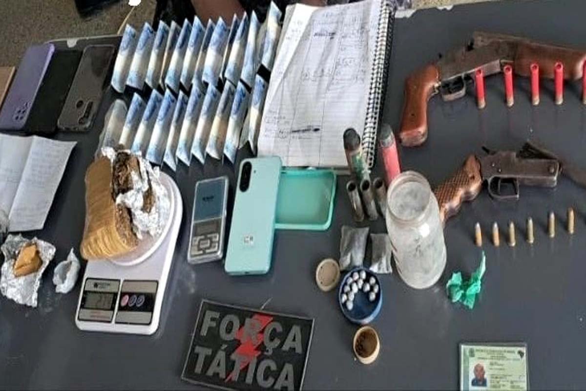 Operação integrada apreende drogas, armas e prende pai e filho por tráfico
