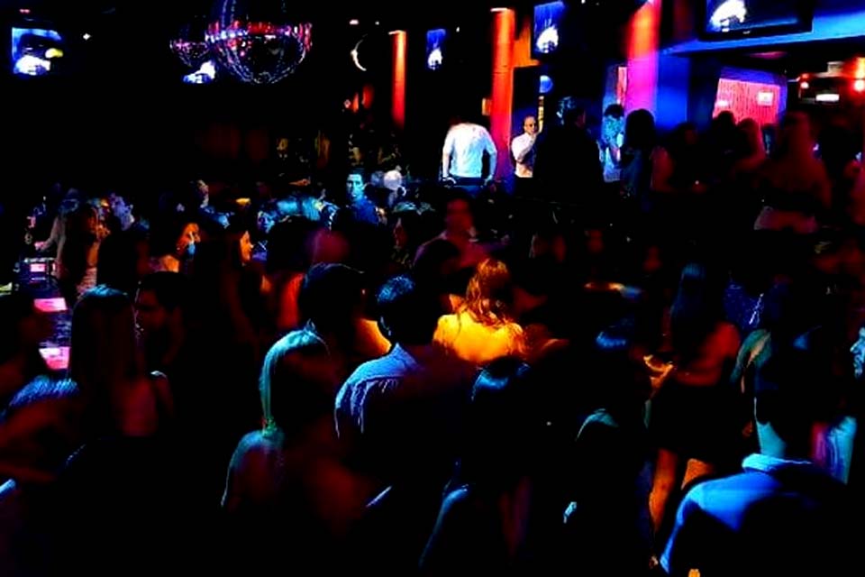 Cliente de boate saca arma após ser expulso de palco por seguranças