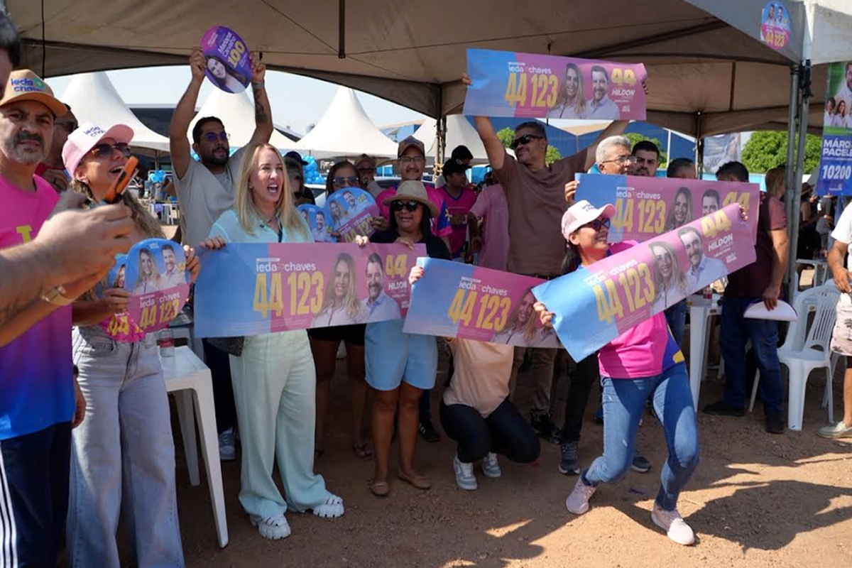 Ieda Chaves participa de mega adesivaço em Porto Velho e conversa com populares