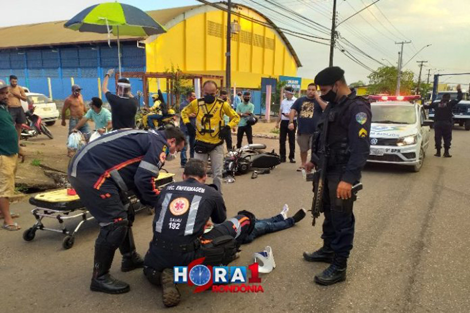 Motociclista é socorrido em estado gravíssimo após bater em caminhonete