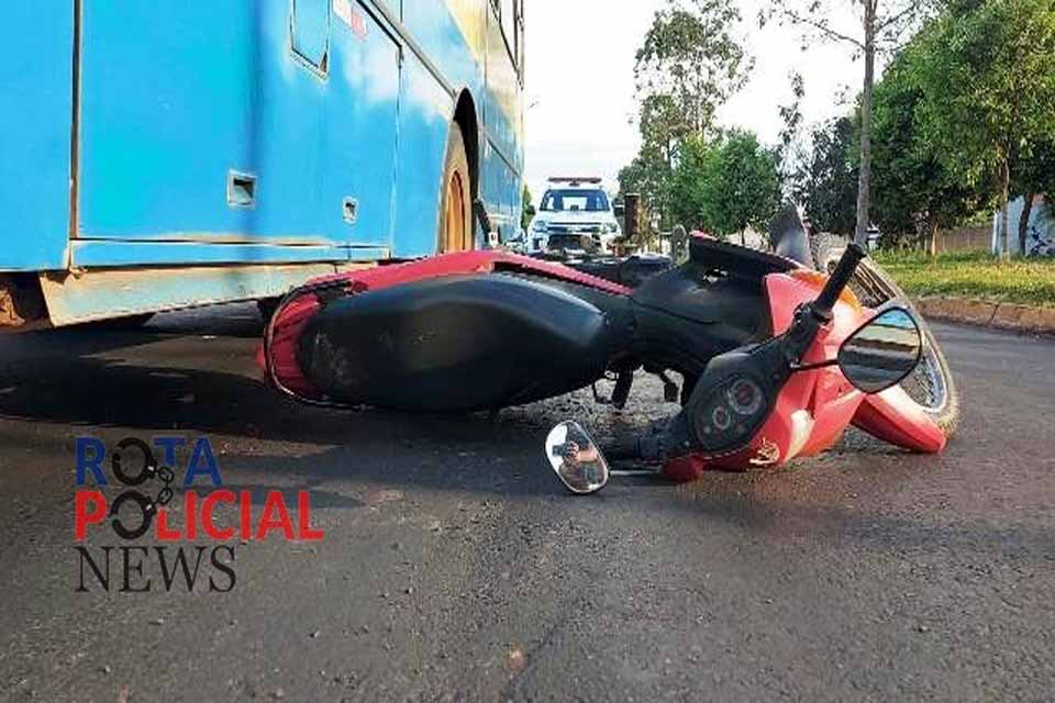Ônibus escolar sem freio atropela duas motos e grávida sofre ferimentos