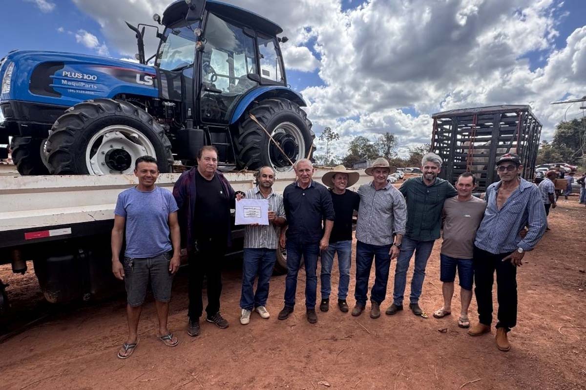 Ezequiel Neiva fortalece produção agrícola com investimento em trator para comunidade Portelinha 