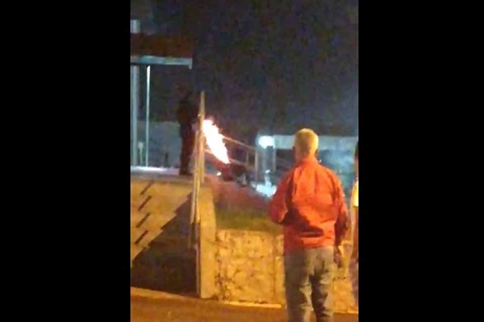 Homem surta, ameaça pessoas com uma faca e acaba sendo contido pela PM