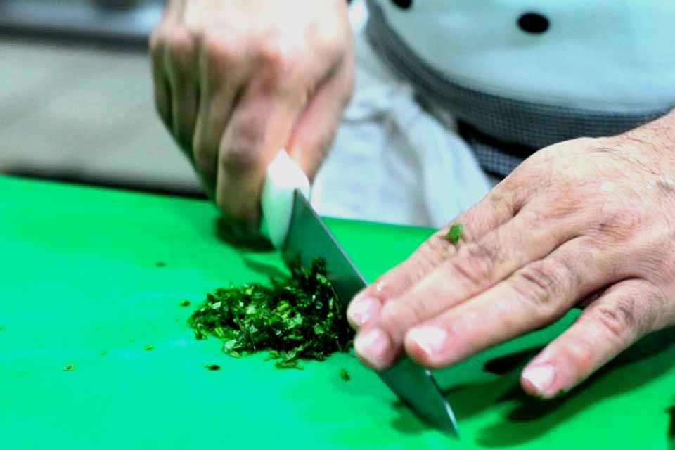 Hábitos cuidadosos de higiene na manipulação de alimentos evitam infecções graves, orienta Sesau