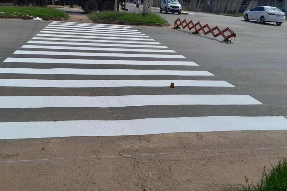 Departamento de Trânsito de Jaru reforma pintura de faixas de pedestres no município