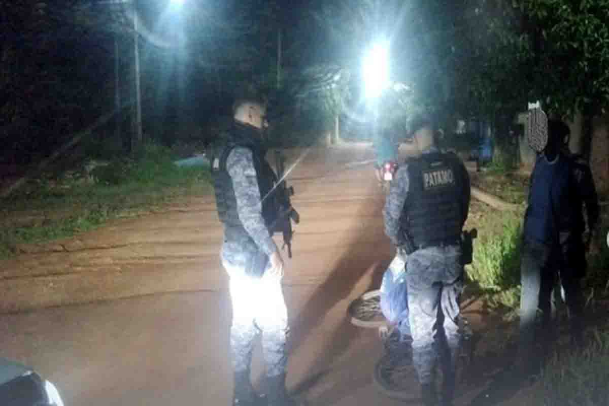 Homem apanha da ex-companheira e amigo dela após discussão em casa de shows