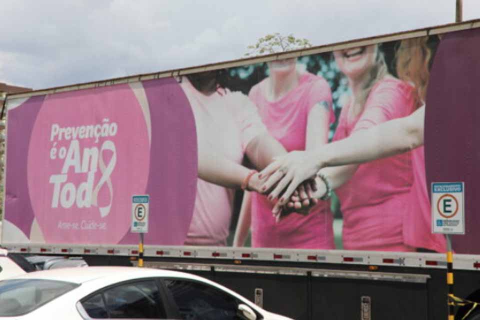 Ação do Outubro Rosa leva atendimentos e arte às servidoras do Palácio Rio Madeira