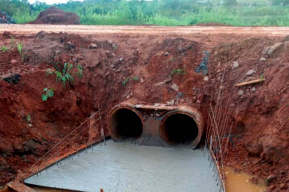 Governo de Rondônia executa obras de drenagem na vila Marcão, distrito de Alta Floresta d’Oeste
