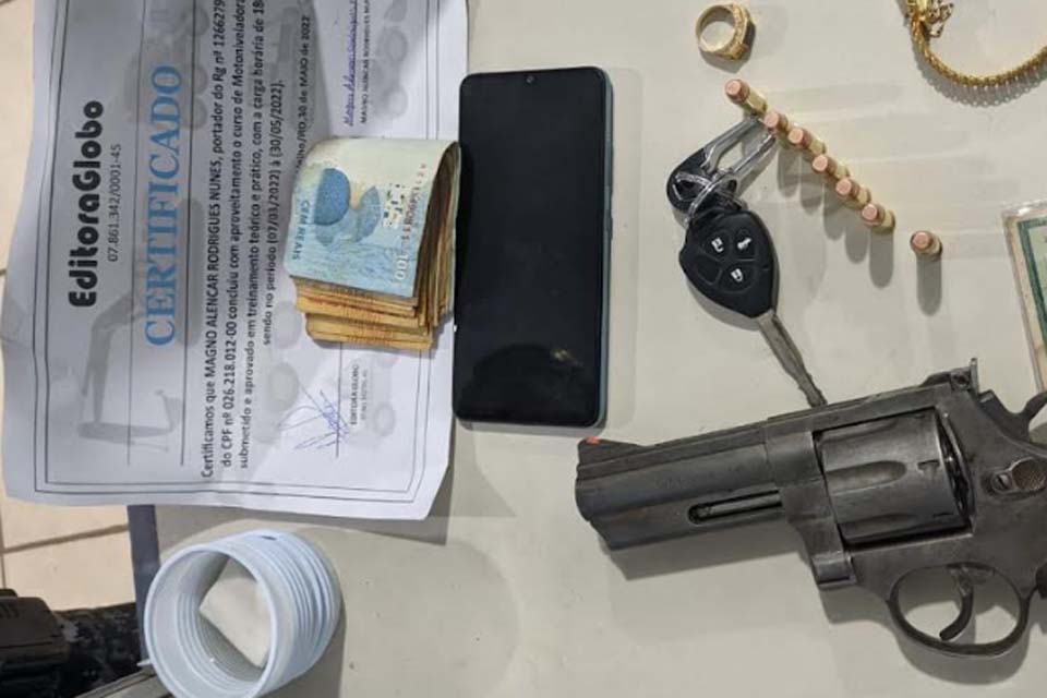 Acusado de roubo é preso pela PM com arma de fogo