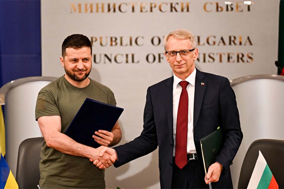 Zelensky discute armas e adesão à OTAN durante visita à Bulgária