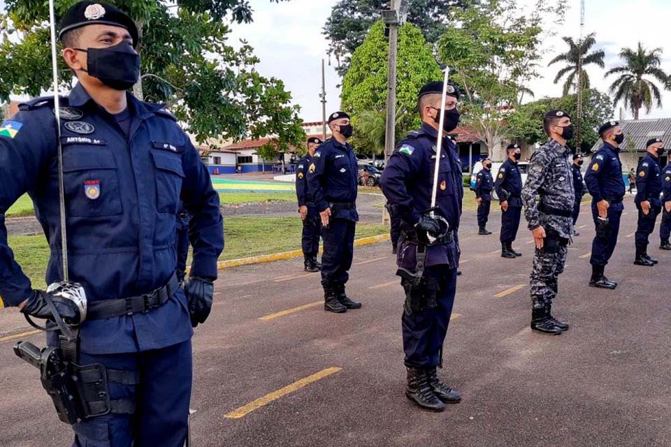 Homenagens e entrega de medalhas marcam aniversário de 45 anos da Polícia Militar