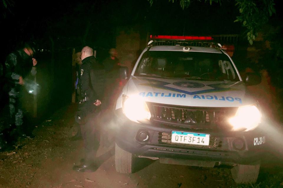 Empresário tem caminhonete roubada e é deixado amarrado em matagal 