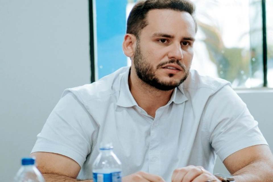 Prefeito Affonso Cândido assegura dignidade e direito de acesso com patrolamento no bairro Alto Alegre