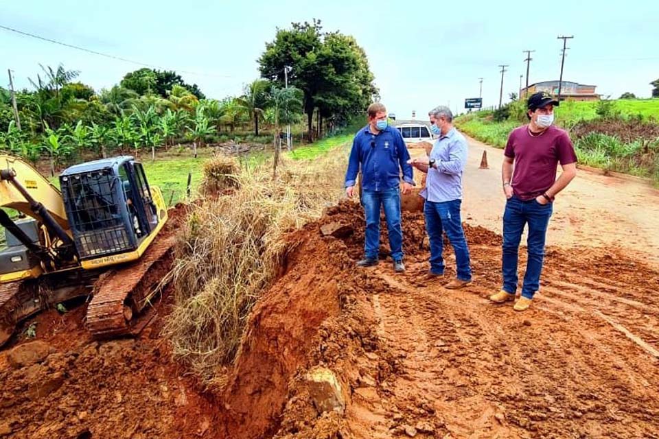 Rede de drenagem de águas pluviais recebe reparos na Rodovia 135