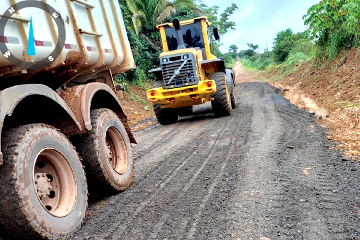 Prefeitura intensifica recuperação de pontos críticos em estradas rurais durante período chuvoso