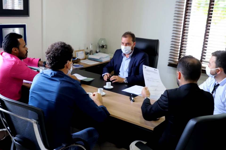 Prefeito Hildon Chaves assina ordem de serviço para asfaltar bairro Lagoa