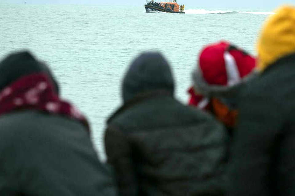 Barco naufraga no Canal da Mancha e ao menos 31 migrantes morrem afogados