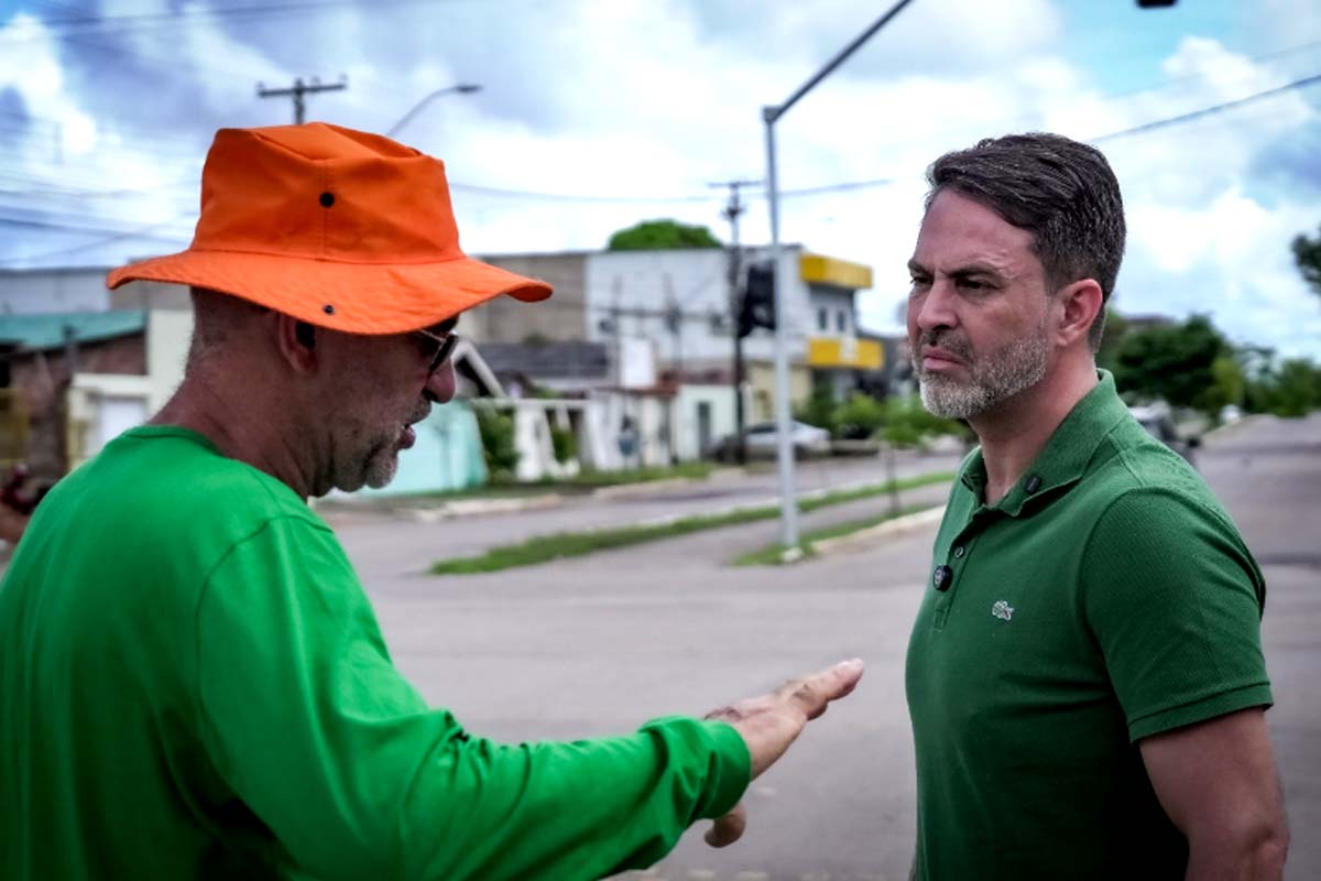 Cruzamento entre a avenida Pinheiro Machado e a rua Venezuela começa a receber novos semáforos