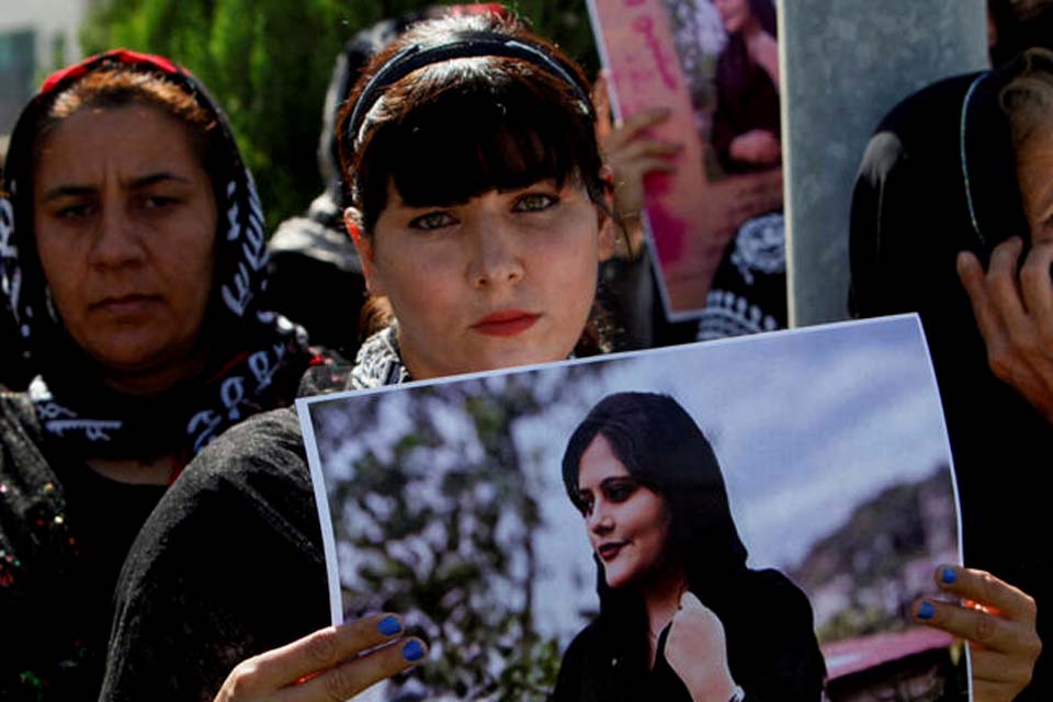 Mais de 700 manifestantes são presos no Irã, onde repressão a protestos já matou ao menos 35 pessoas