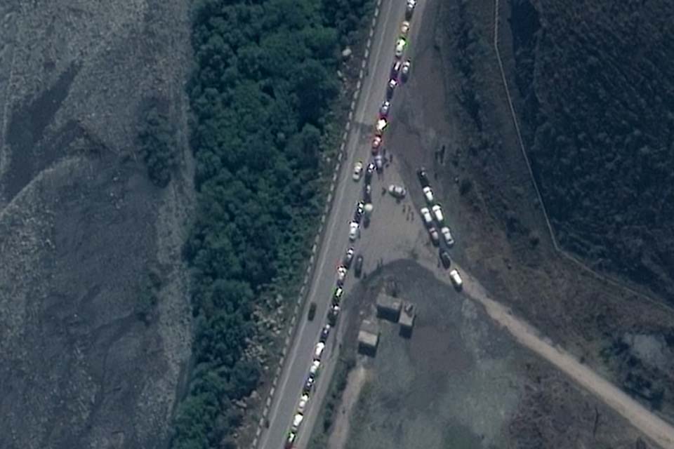 Russos fogem de chamado para guerra e satélites registram filas de carros na fronteira