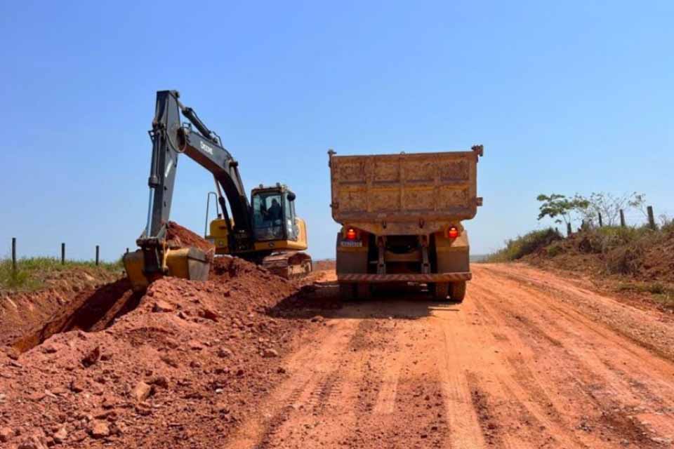 Recuperação da RO-135 melhora acesso e beneficia produtores rurais da região