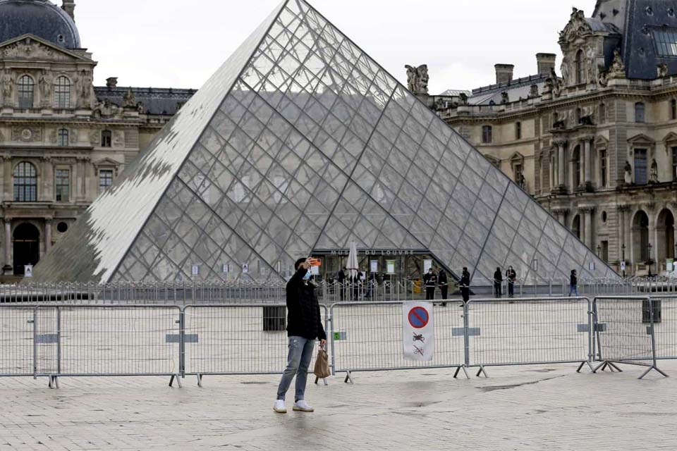 França regista mais de 11 mil novos casos e estuda novas medidas