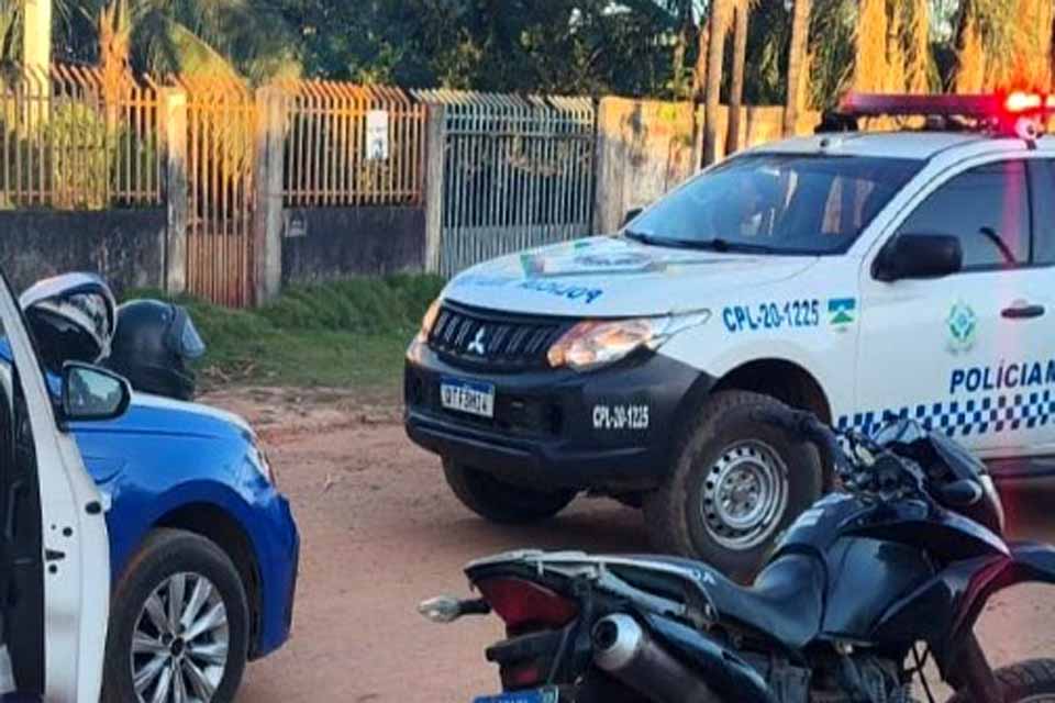 Menor é apreendido após queda de moto furtada e tentativa de fuga