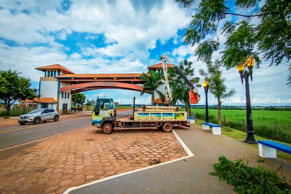 Semod de Espigão do Oeste realiza limpeza e manutenção do portal do município