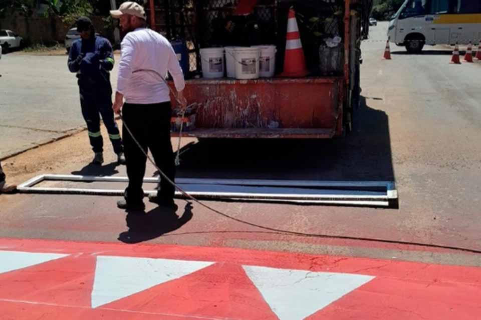 Autarquia Municipal de Trânsito está revitalizando faixas de pedestres em Ji-Paraná