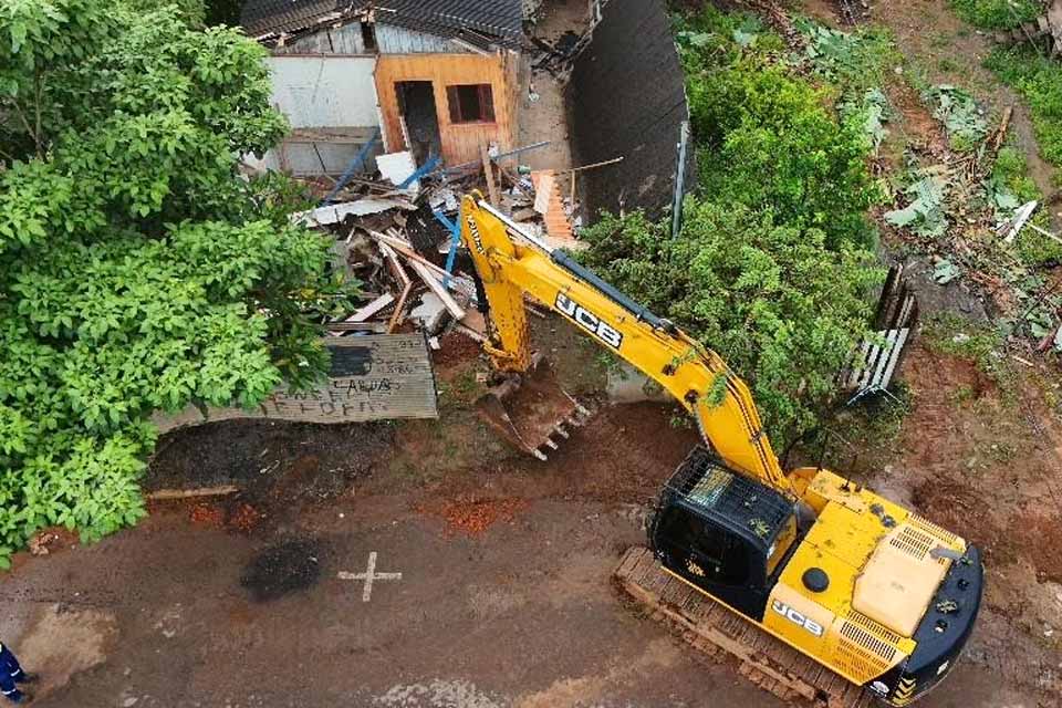 Prefeitura de Jaru realiza demolição de casas às margens do Rio Jaru, famílias foram indenizadas