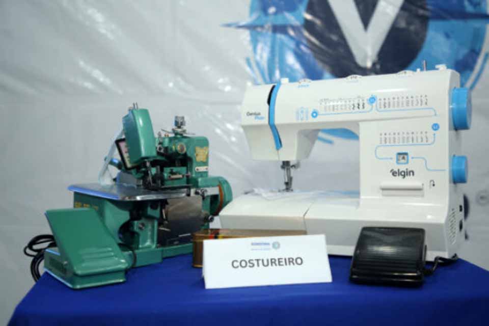 Entrega de kits profissionais do Programa Vencer marca nova etapa para alunos de Jaru