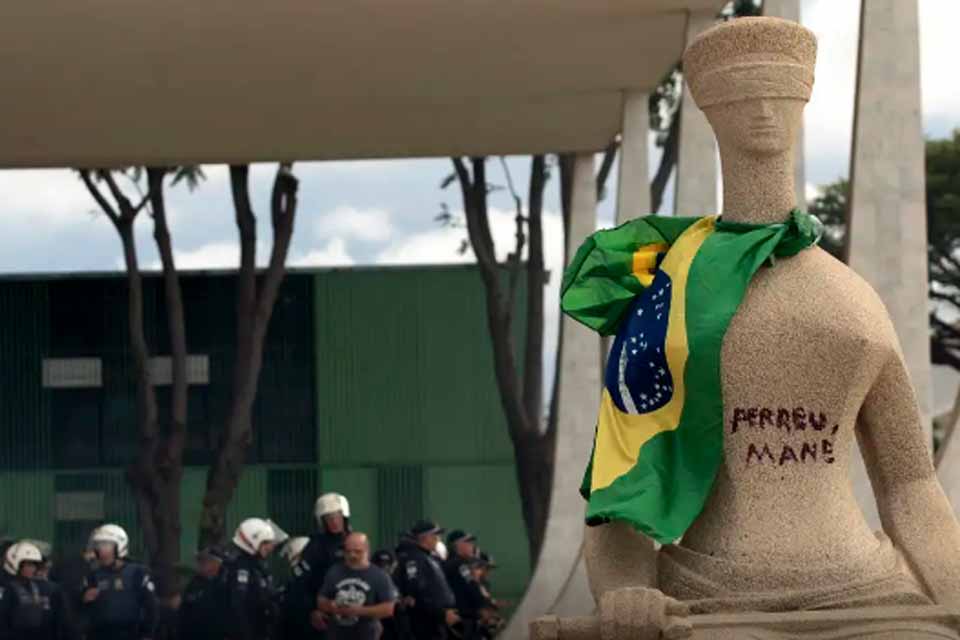 STF nega recurso de mulher que pichou estátua no 8 de janeiro