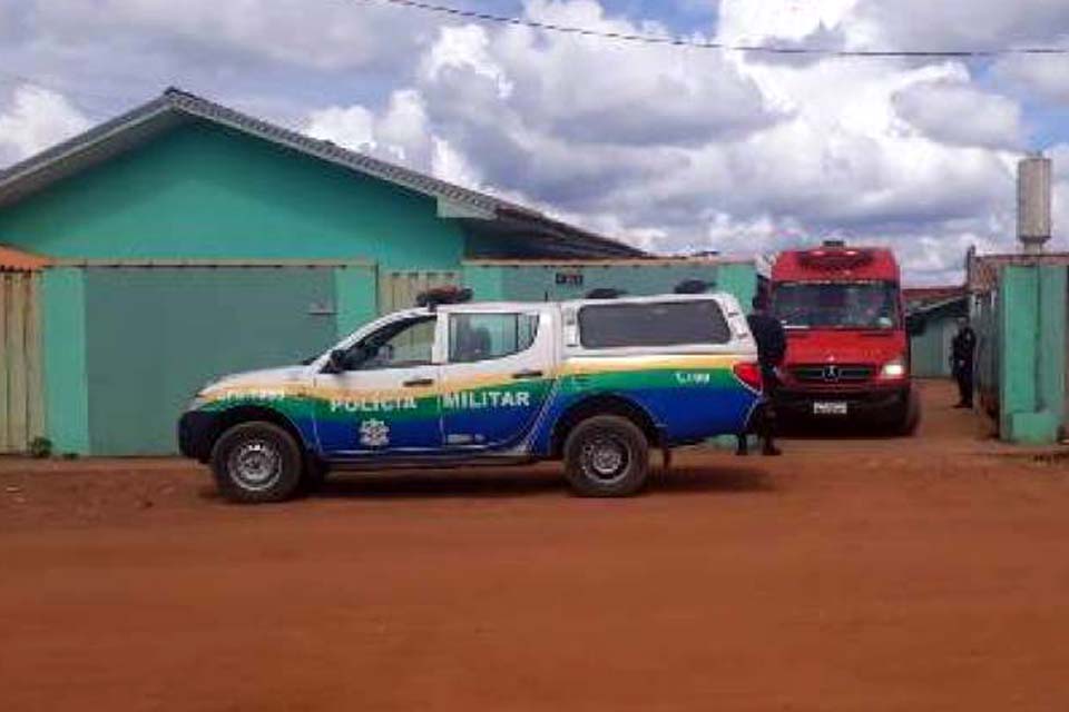 Faxineira de 33 anos é esfaqueada várias vezes diante do filho bebê