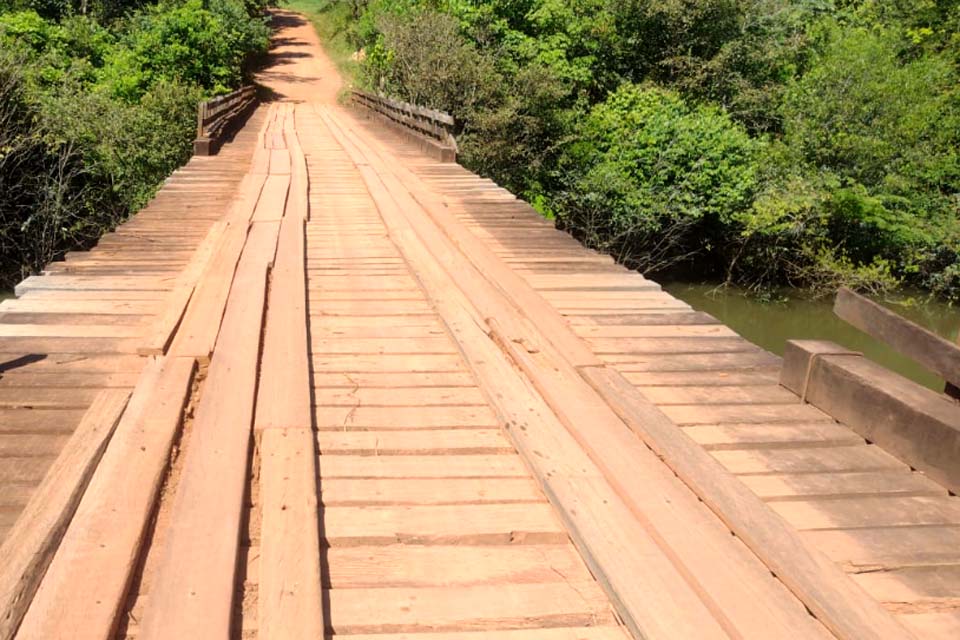 Ponte sobre o rio das Garças, no ramal da Bacia Leiteira, é interditada para veículos pesados