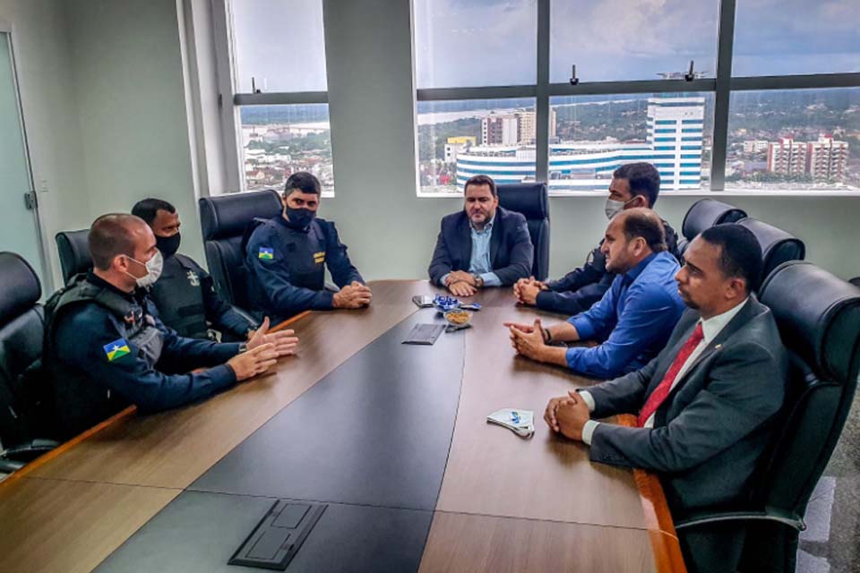 Deputados Estaduais recebem o pedido para aumento de vagas no CHOA da Polícia Militar