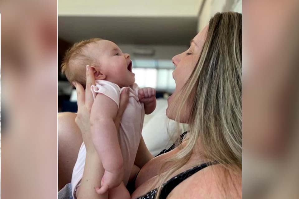 Daiana Garbin celebra aniversário com foto da filha Lua