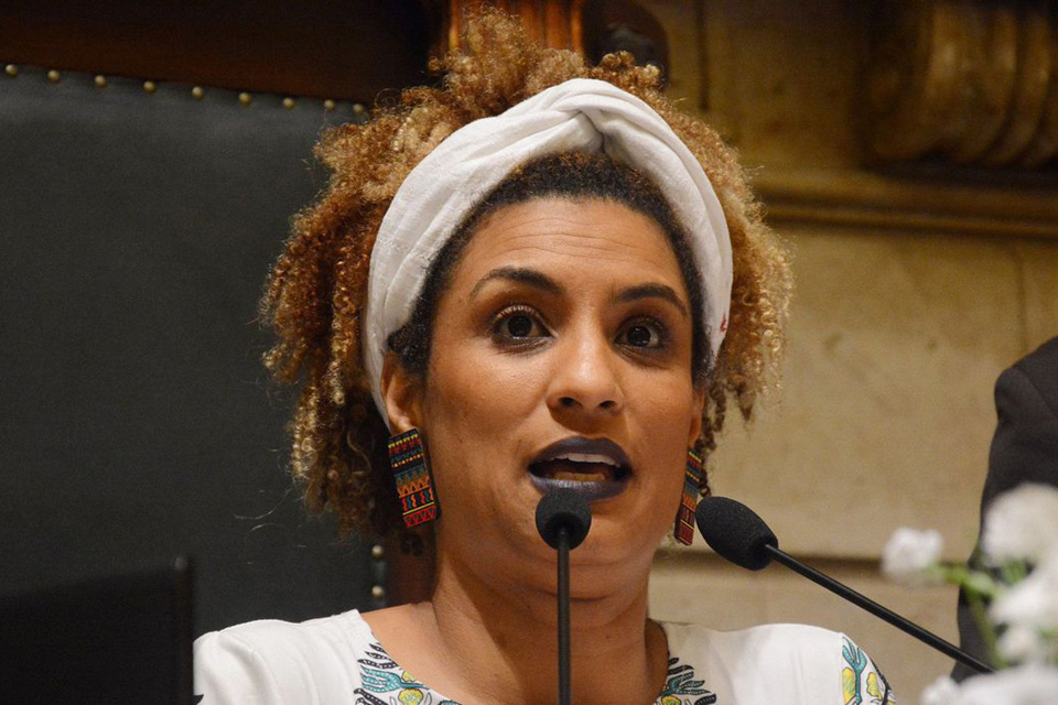 Polícia procura em cisternas de condomínio arma que matou Marielle