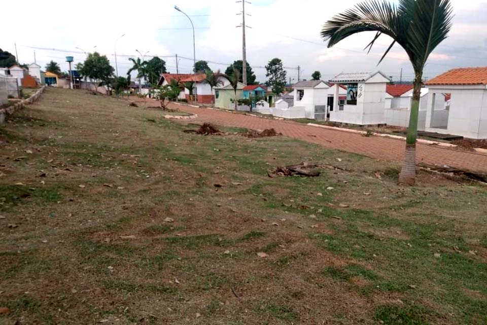 Secretaria de obras realiza limpeza do cemitério para dia de finados