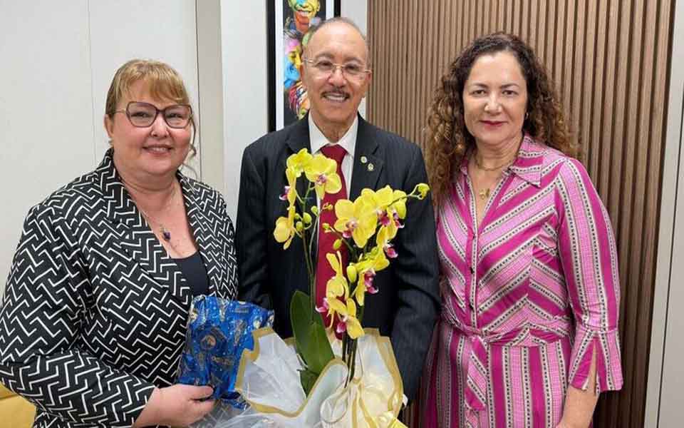 Desembargador Roosevelt Queiroz recebe homenagens em reconhecimento à sua carreira