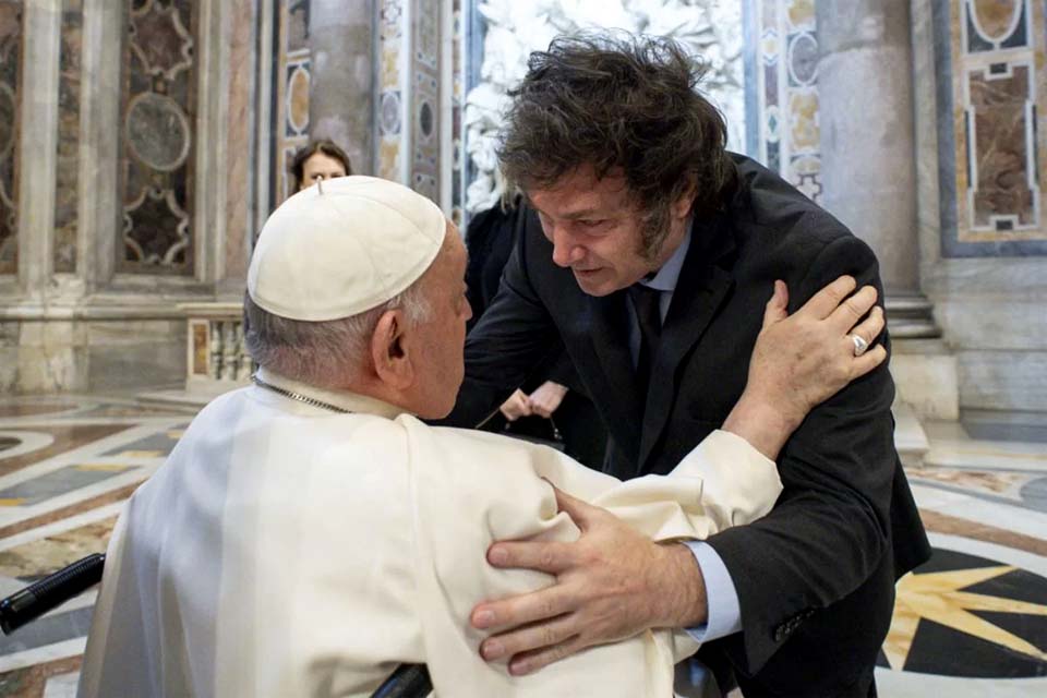 Após chamar papa de “nefasto”, Milei abraça Francisco em canonização