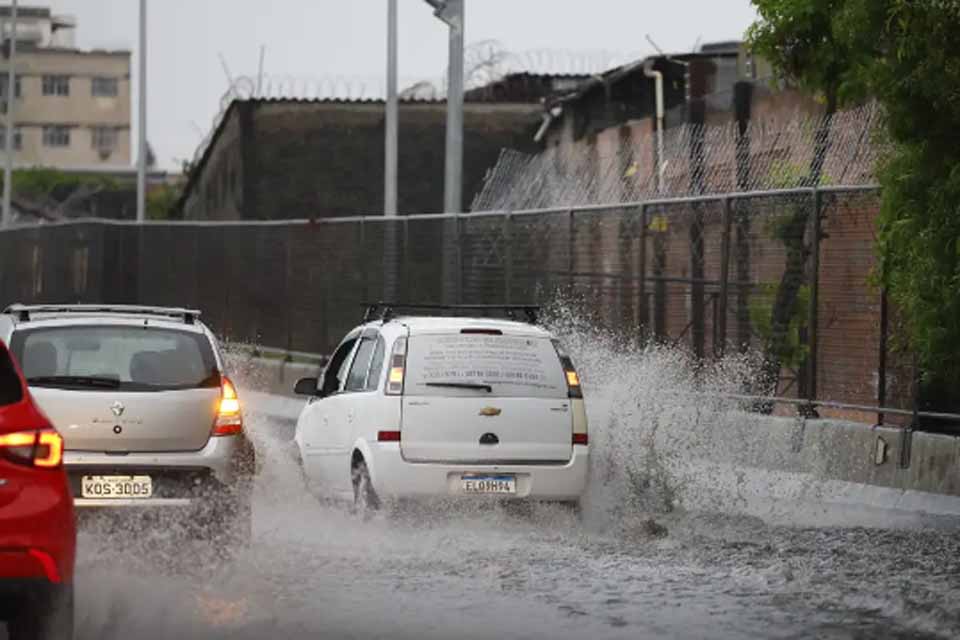 Temporal causa alagamento e fecha rodovias no Rio de Janeiro