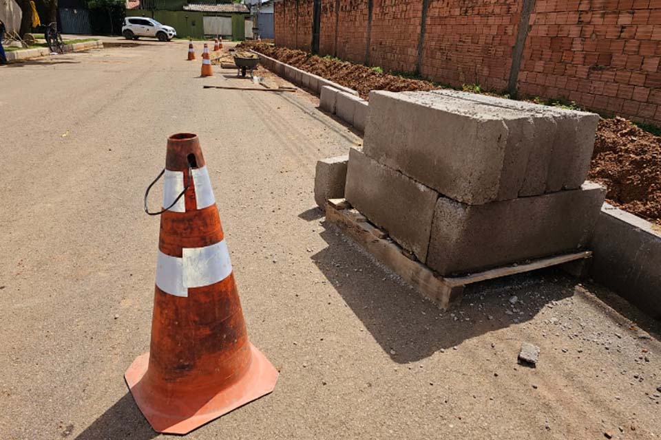 Mais de 200 quilômetros de meio-fio e sarjetas já foram construídos em ruas de Porto Velho