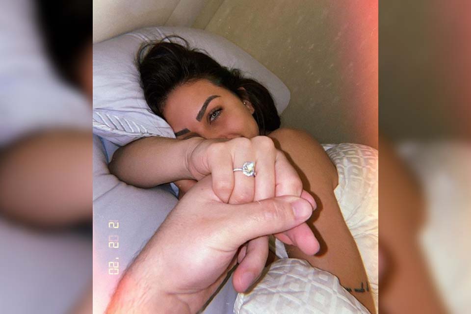 Flavia Pavanelli exibe anel de noivado com Junior Mendonza