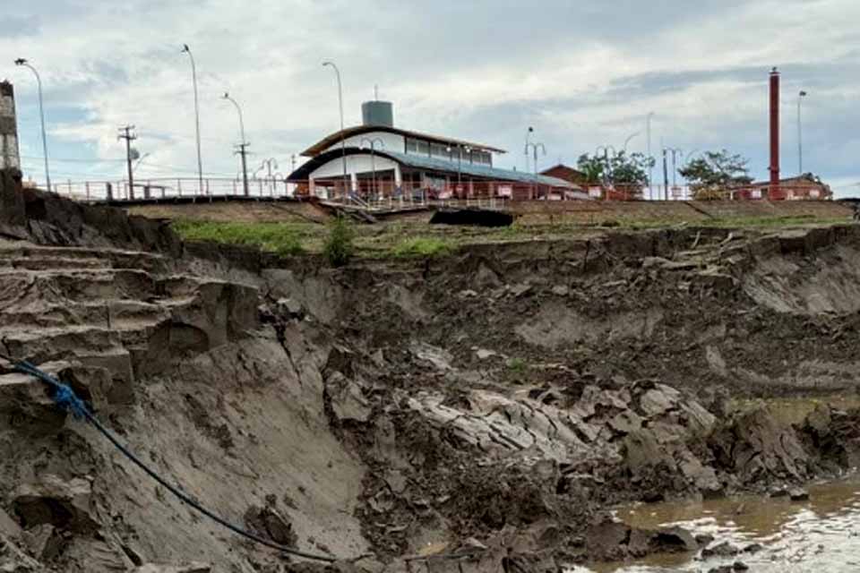 Defesa Civil de Porto Velho atua no Cai Nágua após desbarrancamento