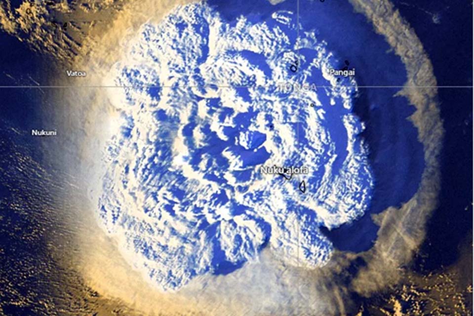 Erupção de vulcão submarino em Tonga provoca tsunami no sul do Pacífico