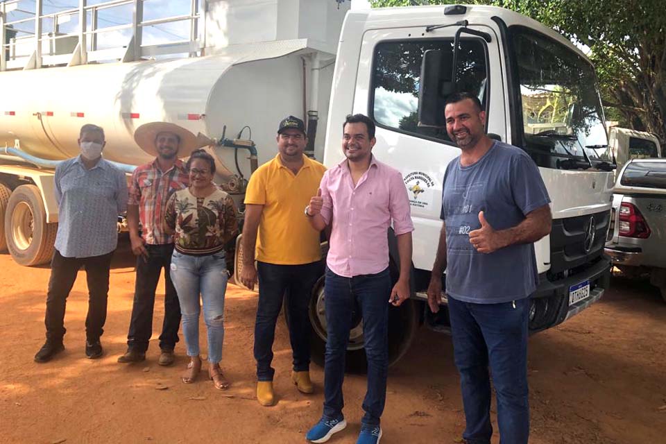 Atendendo pedido de prefeito e vereador, deputado federal Expedito Netto destina caminhão pipa para Costa Marques